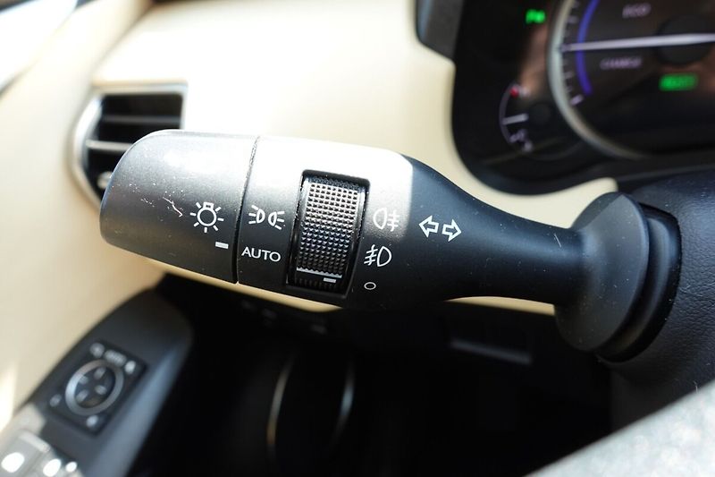 Lexus NX 300h NX300h AWD DC Executive Plus S - fotka 29 z 35