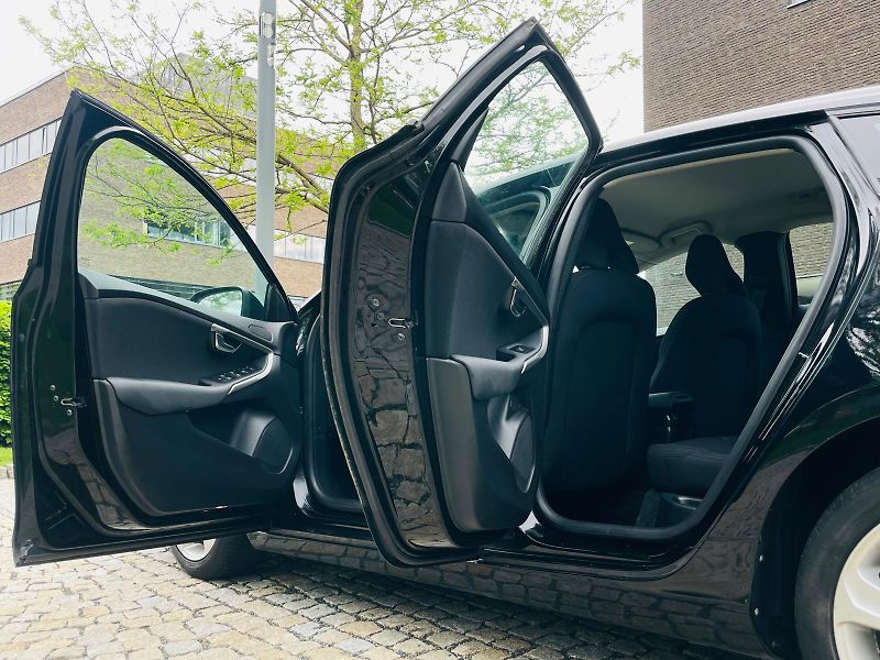 Volvo V40 2.0D3 5VÁLEC MANUÁL 1MAJITEL - fotka 21 z 41