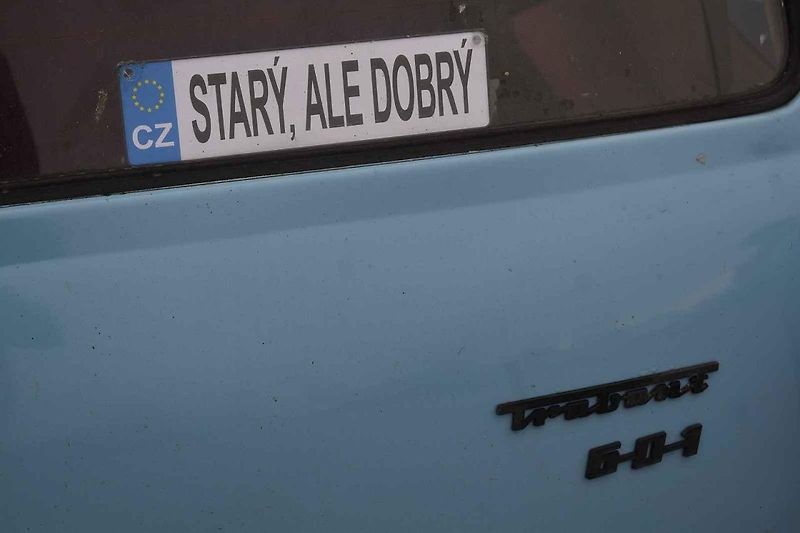 V závěsu jede vnuk pana Kutřína, který náklonost k trabantům podědil
