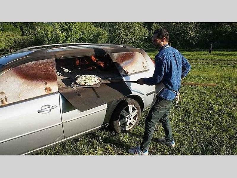 Pec na pizzu z Fordu Mondeo Combi.