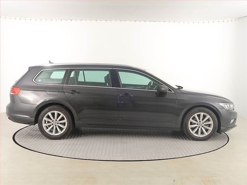 Volkswagen Passat (2019) 2.0 TDI, Automat, Serv.kniha - fotka 6 z 19