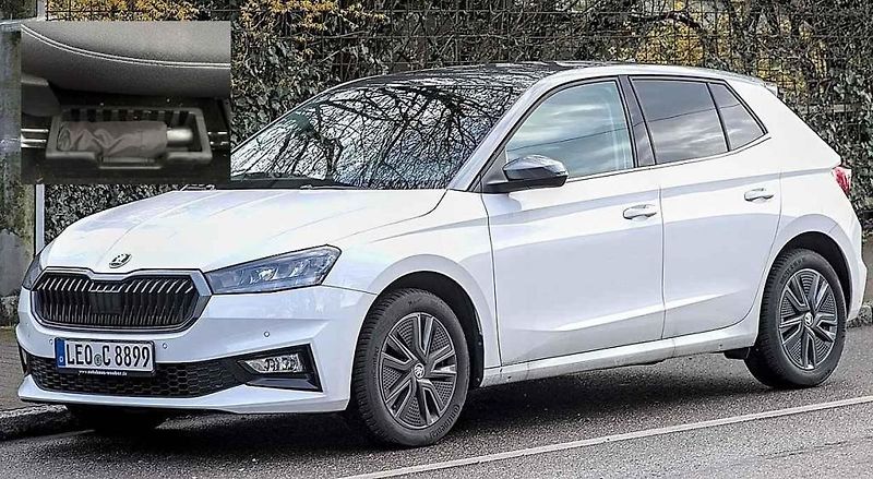 Deštník, který je ve výbavě vozů Škoda Fabia, má svou schránku pod sedadlem spolujezdce.