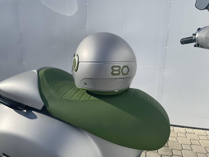 Vespa (2026) GTS 310 Edizione Ottantesimo - fotka 8 z 20