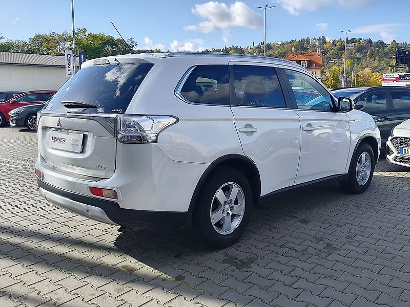 Mitsubishi Outlander 2.2 DI-D/110kW 4x4,7 Míst - fotka 5 z 36