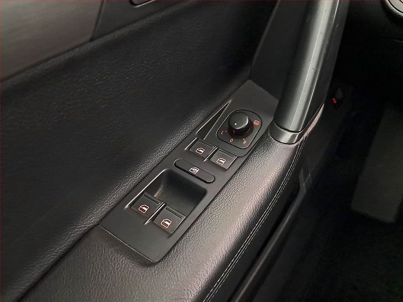 Volkswagen Passat (2014) 2.0 TDI, Navi, Xenony - fotka 21 z 23