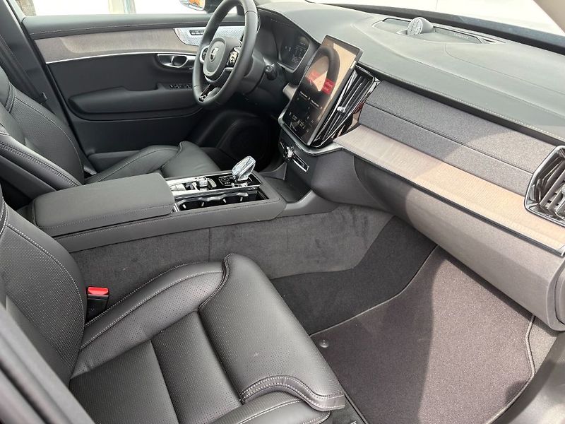Volvo XC90 Plus B5 184kW - fotka 13 z 22