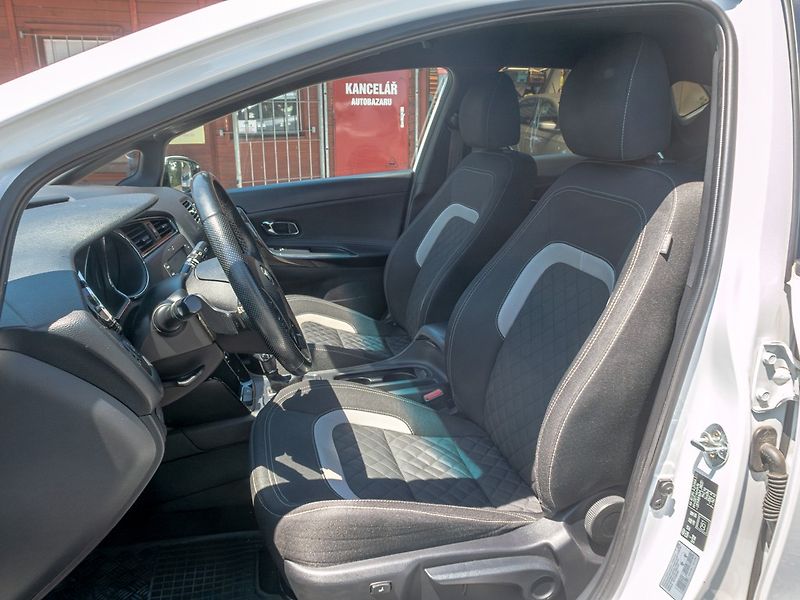 Kia Ceed (2017) GT Line 1.6D 100KW MAT – NAVI - fotka 16 z 50