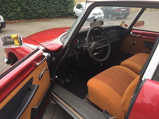 Malá dílna v zapadlém koutě rozlehlé stavby skrývá poklad. Legendu mezi vozidly, Citroën DS.