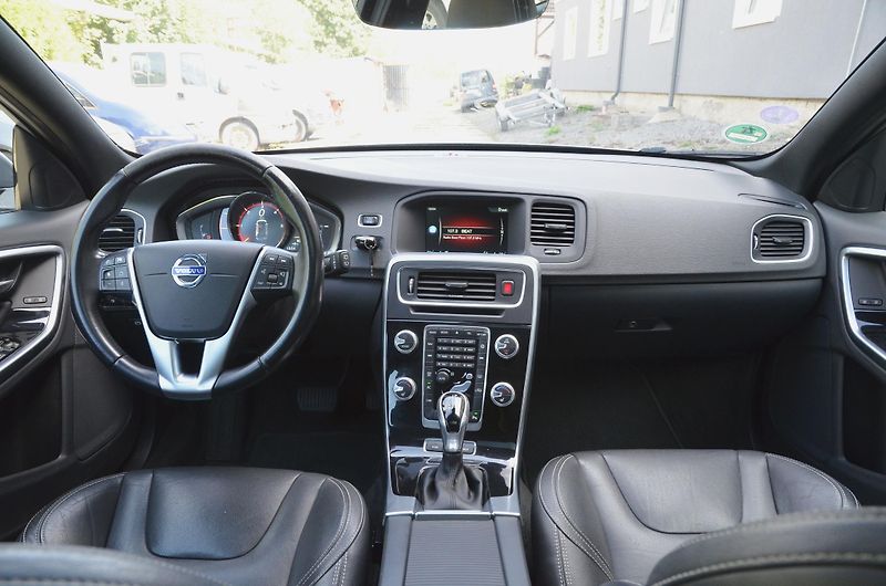 Volvo V60 (2016) 2.4 D6 AWD PHEV 212kW Momentum - fotka 21 z 39