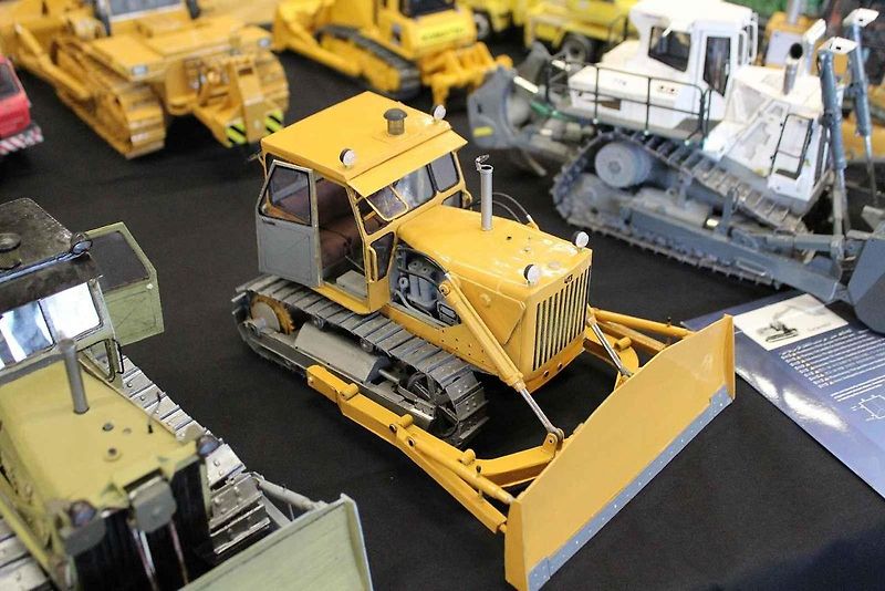 Papírový model buldozeru Caterpillar.