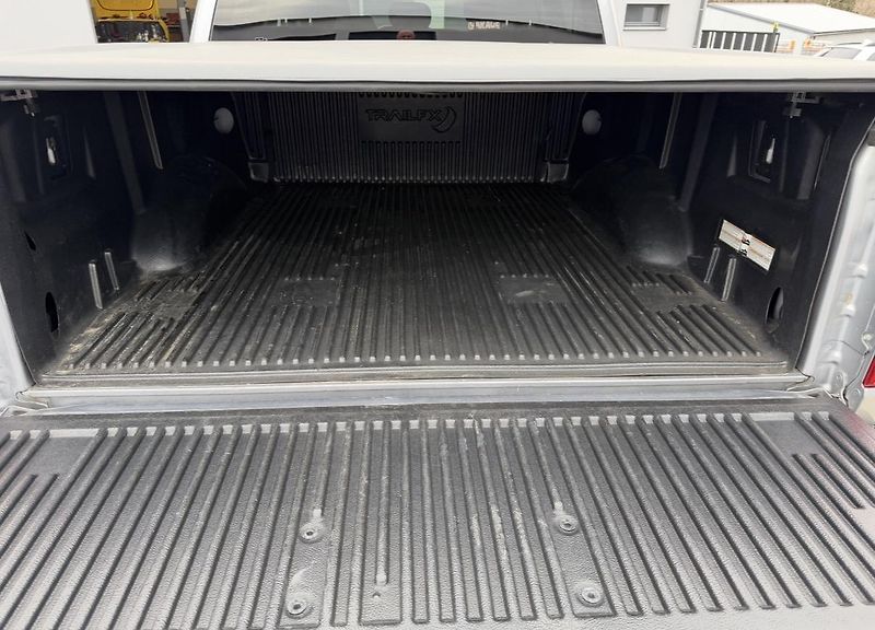 Ford F-150 (2021) + ROUGH COUNTRY + V8 + 6 míst  - fotka 20 z 20