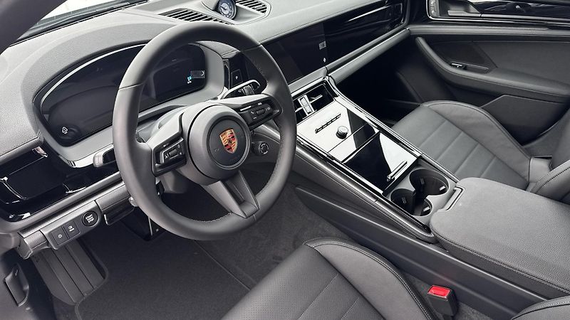 Porsche Panamera 4 E-Hybrid - fotka 15 z 30