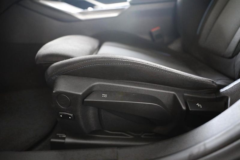 BMW Řada 3 330i xDrive Touring - fotka 19 z 21
