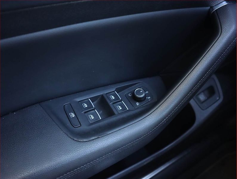 Volkswagen Passat (2018) 2.0 TDI, Automat, Kůže, Navi - fotka 19 z 20