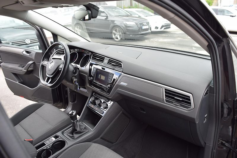 Volkswagen Touran (2017) 1.4TSI 110kw CLBMT TAŽ NAV APP - fotka 32 z 50