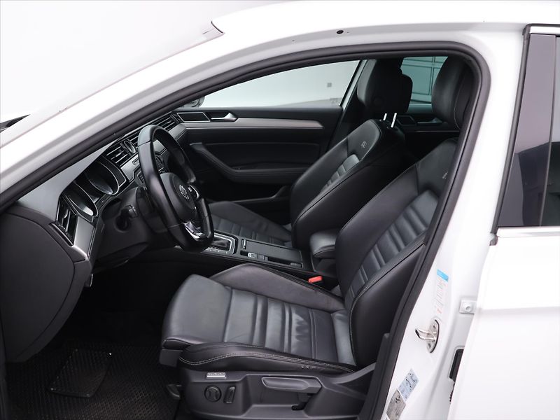 Volkswagen Passat 2,0 TDI 140kW DSG R-line CZ - fotka 10 z 27