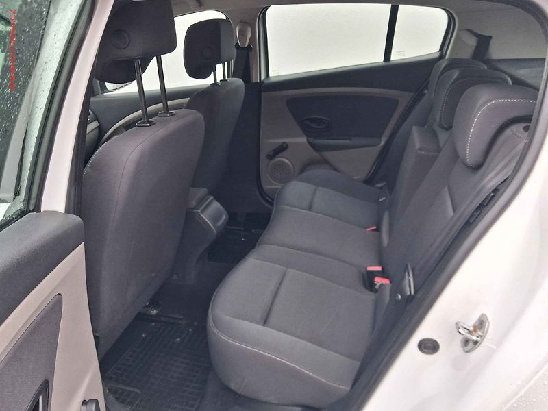 Renault Mégane (2011) 1.6i, 1.maj,ČR, AC, temp - fotka 10 z 16