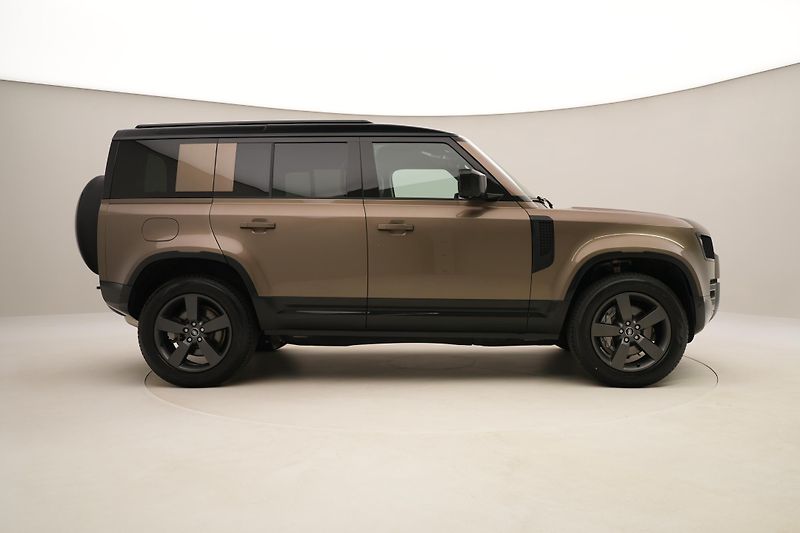 Land Rover Defender D300 X-DYNAMIC HSE AWD AUT CZ - fotka 13 z 53