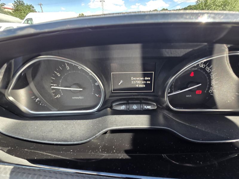 Peugeot 2008 (2018) 1.2 PT 110 ALLURE MAN5 - fotka 15 z 28