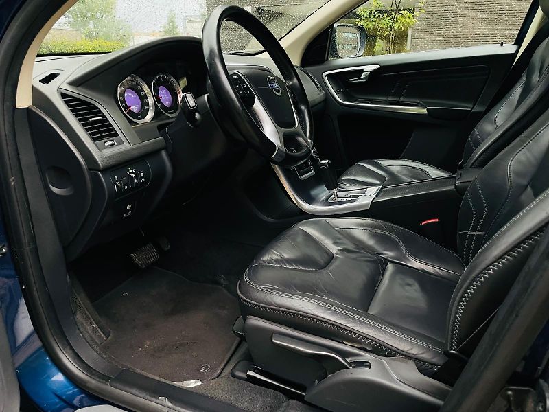 Volvo XC60 2.4D5 5V 4x4 AUT TAŽNÉ SERVISK - fotka 30 z 47