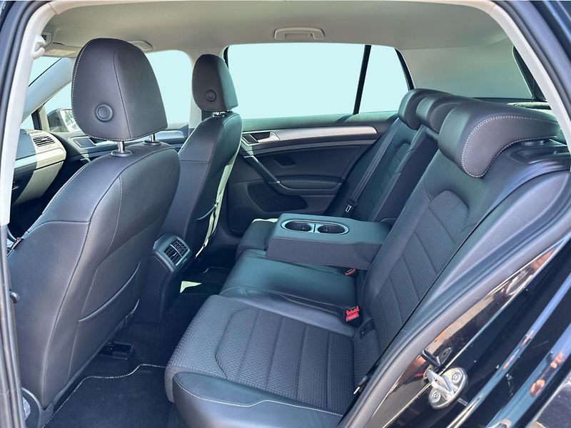 Volkswagen Golf Comfortline 1.6 TDI 77kW - fotka 12 z 21