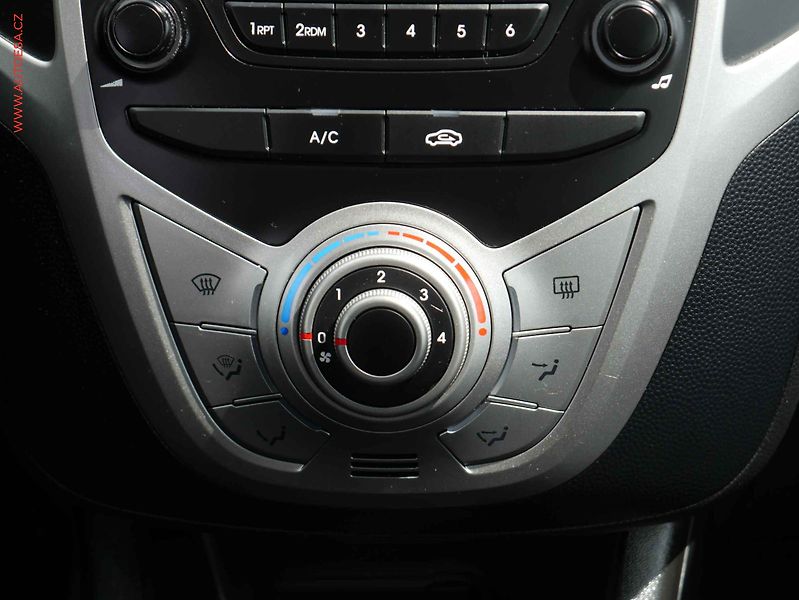 Hyundai ix20 (2019) 1.6i, 1.maj,ČR, servis.kniha - fotka 12 z 14