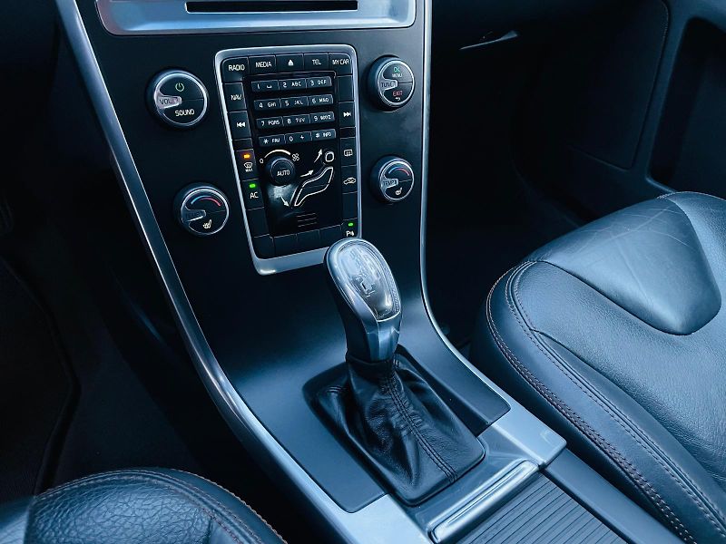 Volvo XC60 2.0D 5VÁLEC AUT VÝHŘEV SENZORY - fotka 42 z 44