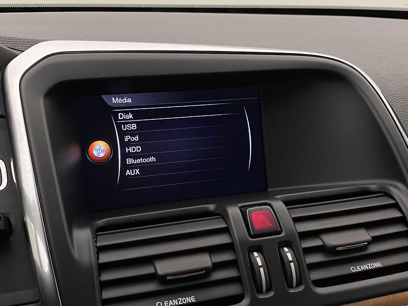 Volvo XC60 D4 AWD MOMENTUM REZERVACE - fotka 37 z 43