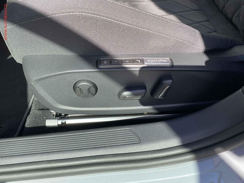 Volkswagen Golf (2023) 1.5 TSi, ČR, Style, AT, LED - fotka 14 z 21