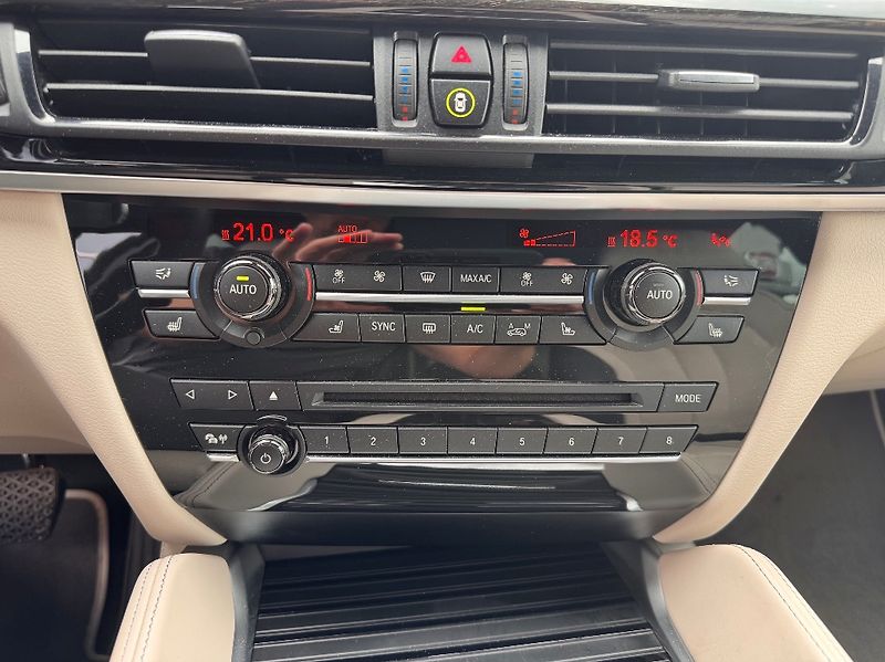 BMW X6 (2014) 4.4 V8 (449k) xDrive50i - fotka 38 z 51