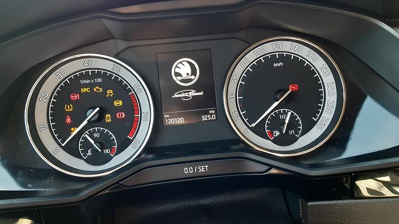 Škoda Superb 2.0 TSI Laurin&Klement DSG 4x4 - fotka 28 z 34