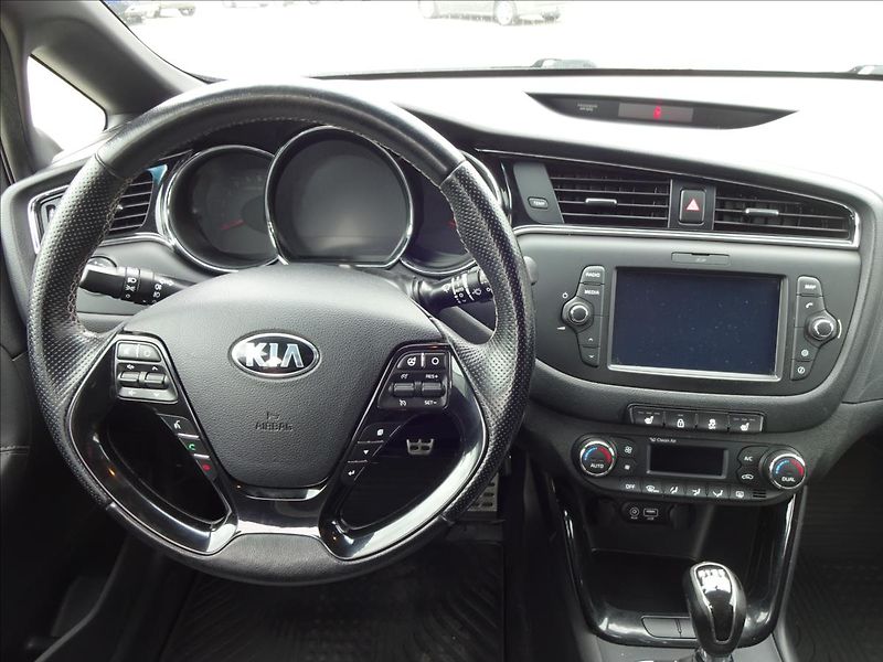 Kia Ceed 1,6 CRDi 100kW GT LINE - fotka 34 z 50