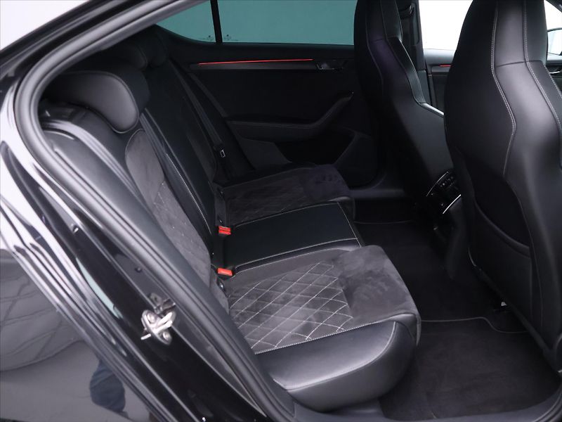 Škoda Superb 2,0 TDI 140kW DSG CZ Sportline - fotka 15 z 38