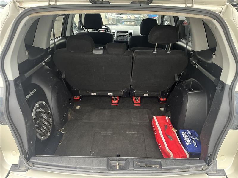 Mitsubishi Outlander 2,0 DI-D  Intense plus 4WD - fotka 15 z 18
