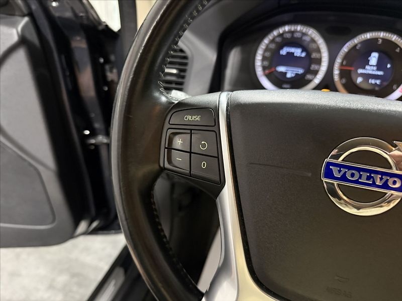 Volvo XC60 2,4   D5 AWD SUMMUM XENON - fotka 12 z 39