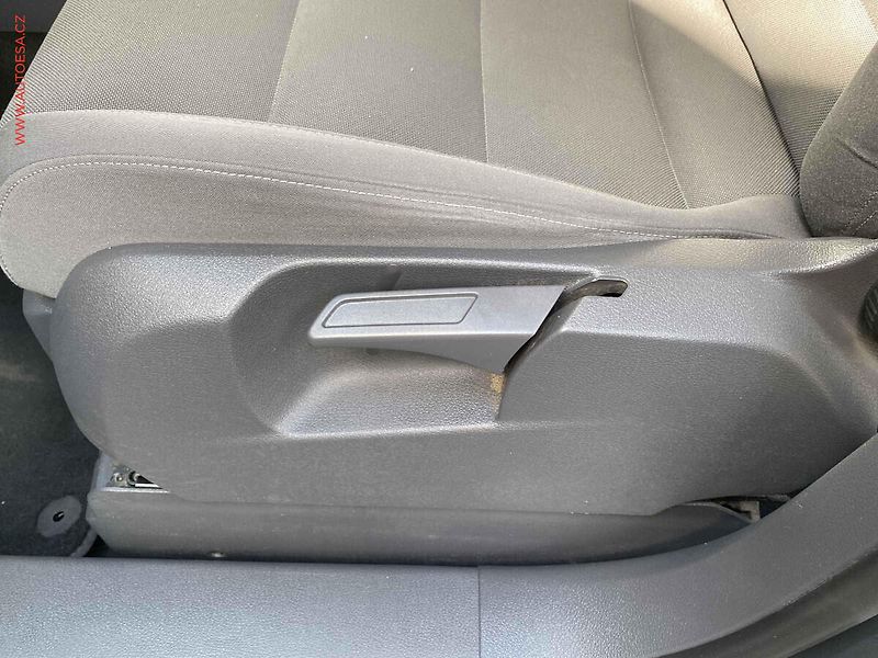 Volkswagen Touran (2013) 2.0 TDi, Life, TZ - fotka 14 z 15