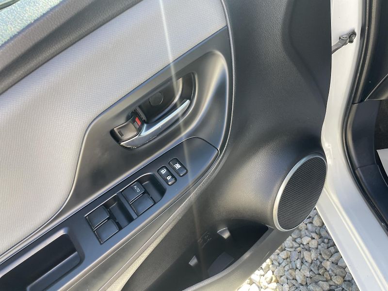 Toyota Yaris 1.5i 16v HYBRID 142TKM TOP 1A! - fotka 87 z 169