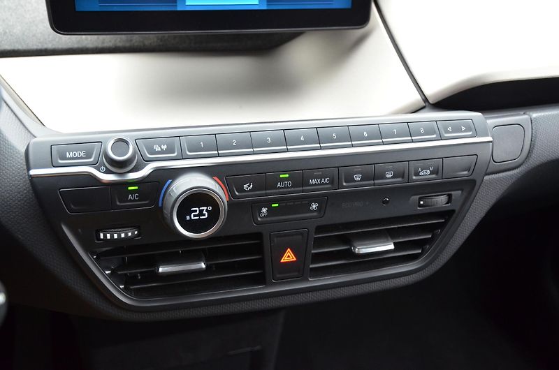 BMW i3 (2022) 120Ah // REZERVOVÁNO // - fotka 27 z 36