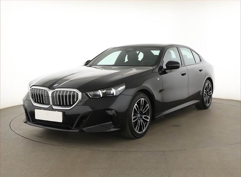 BMW Řada 5 (2023) 520d - fotka 2 z 20