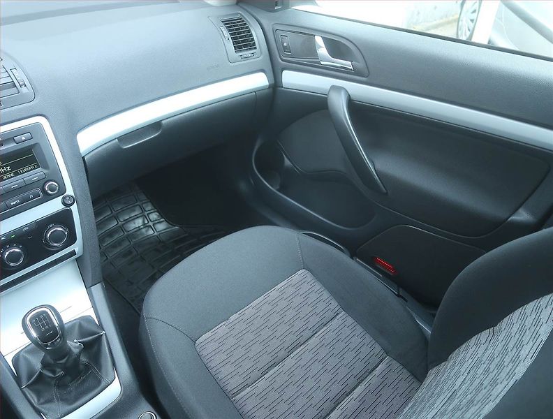 Škoda Octavia (2011) 1.4 TSI, Serv.kniha - fotka 8 z 14