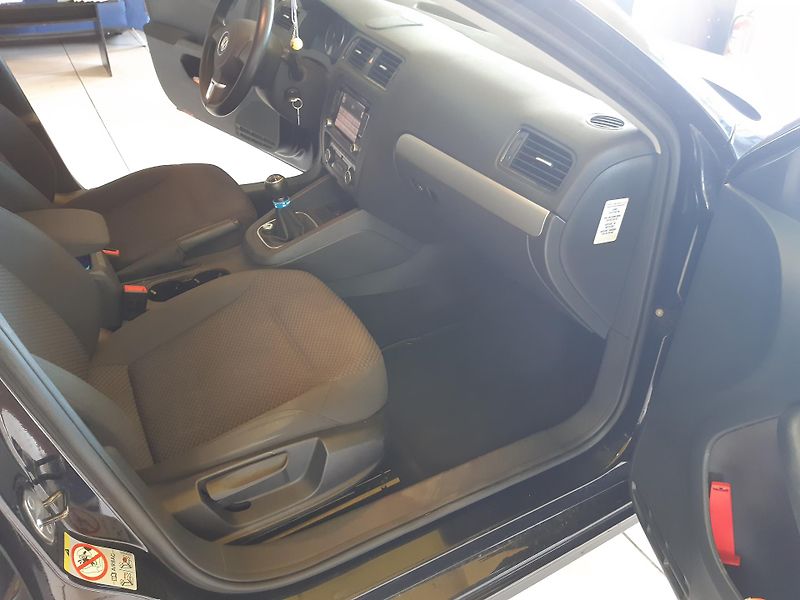 Volkswagen Jetta 1.2 TSI DigiKlima 33000km!! - fotka 20 z 22