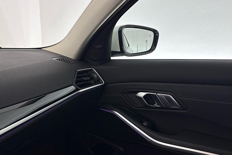 BMW Řada 3 320d xDrive - fotka 16 z 24