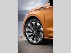 Plně elektrické SUV Škoda Enyaq Coupé iV (na snímku) se představilo v roce 2022 a vzbudilo u zákazníků velký zájem. Automobilka zrychluje svoji elektrickou ofenzivu: do roku 2026 představí tři zcela nové elektrické modely a další budou následovat.