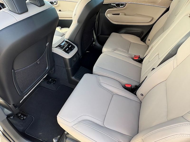 Volvo XC90 Plus Dark T8 299kW - fotka 16 z 25