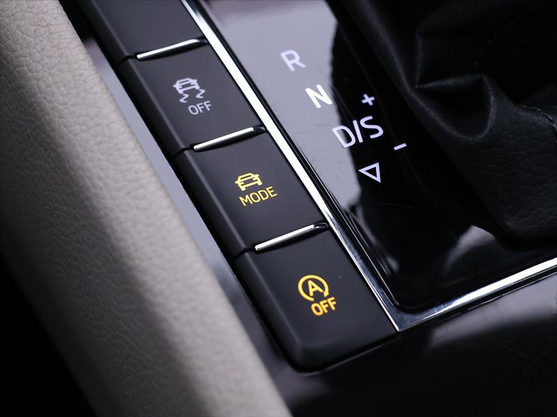 Škoda Superb 2,0 TSI 200kW L&K 4x4 DSG CZ - fotka 30 z 44