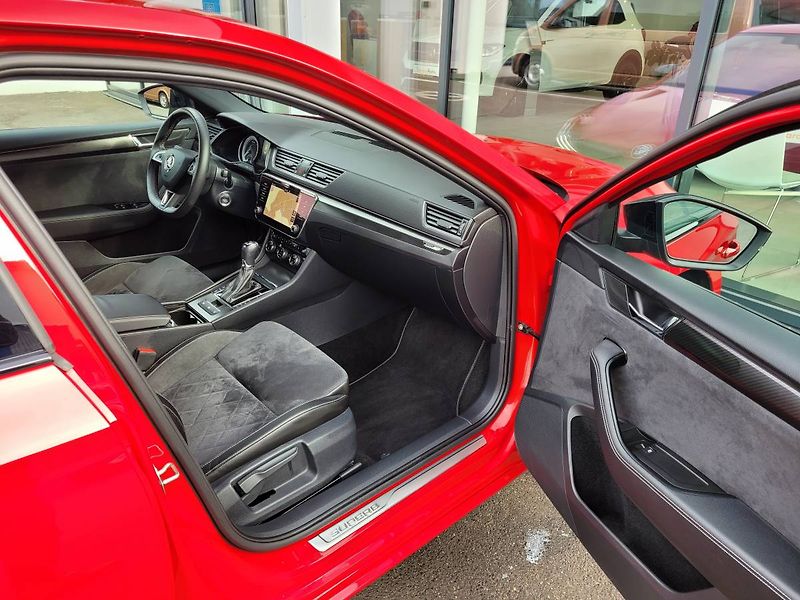 Škoda Superb 2.0 TDI DSG7 140kW Sportline 4 - fotka 57 z 62