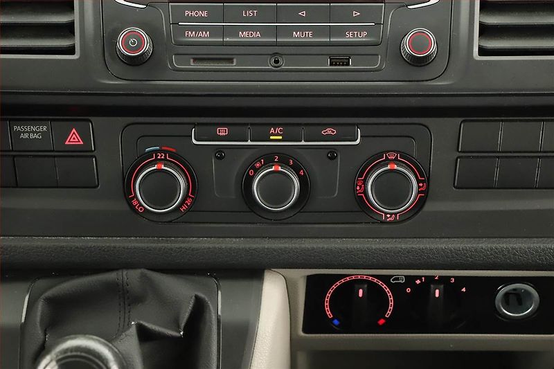 Volkswagen Transporter (2018) 2.0 TDI, Bus, 6Míst, ČR, 1Maj - fotka 12 z 14