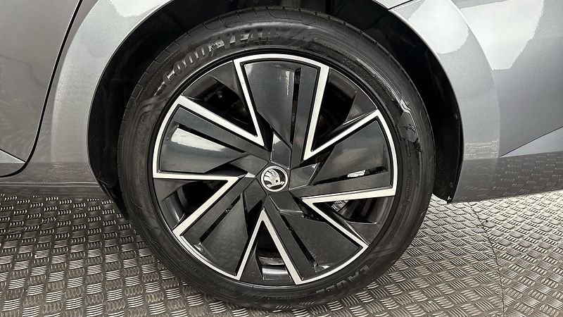 Škoda Superb 2.0 TDI DSG 4x4 Style Combi - fotka 19 z 34