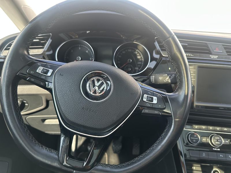 Volkswagen Touran (2015) 2.0 TDI ser. knížka 7 míst - fotka 34 z 43