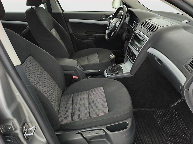 Škoda Octavia (2010) Ambiente 1.6, Serv.kniha - fotka 9 z 13